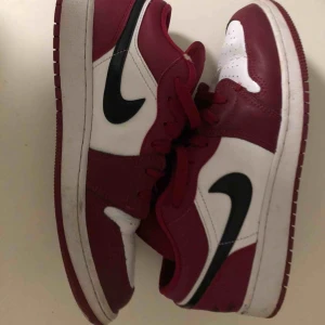  - Säljer mina Air 1 Jordan Low!  Dessa är i juniorstorlek 40 vilket är 25cm och dan strl 39 De är använda (se bilder på defekter) Möts upp i sthlm annars står köparen för frakten! Pris kan diskuteras. Köpta från el corte inglés 