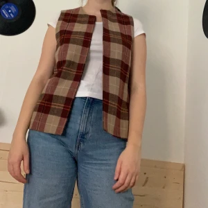 Höstig väst - En jättefin väst perfekt till hösten! I bra kvalitet köpt secondhand. 