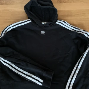 Adidas hoodie - Cropped adidas hoodie som nästan aldrig är använd, storlek 34 🤍 köparen står för frakten! Kom privat för fler bilder 