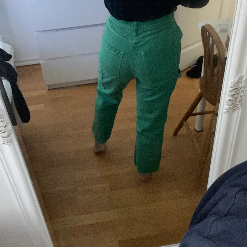Croppade gröna byxor från Urban Outfitters.. säljer så det inte riktigt är min stil längre. Jeans & Byxor.