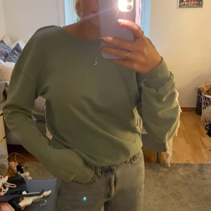 Collegetröja med öppen rygg  - Pastell grön collegetröja från NAKD med öppen rygg, använd Max 2ggr, färgen syns bäst på sista bilden☺️ frakt tillkommer, köpare står för frakt❤️