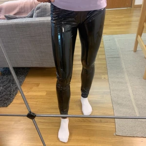 Lackbyxor Gina Tricot - Svarta lackbyxor från Gina Tricot i storlek S men med resårband i midjan så de kan passa fler. De är aldrig använda och jag säljer dem just för att de aldrig kommit till användning hos mig. Köparen står för frakten som kostar 45kr.