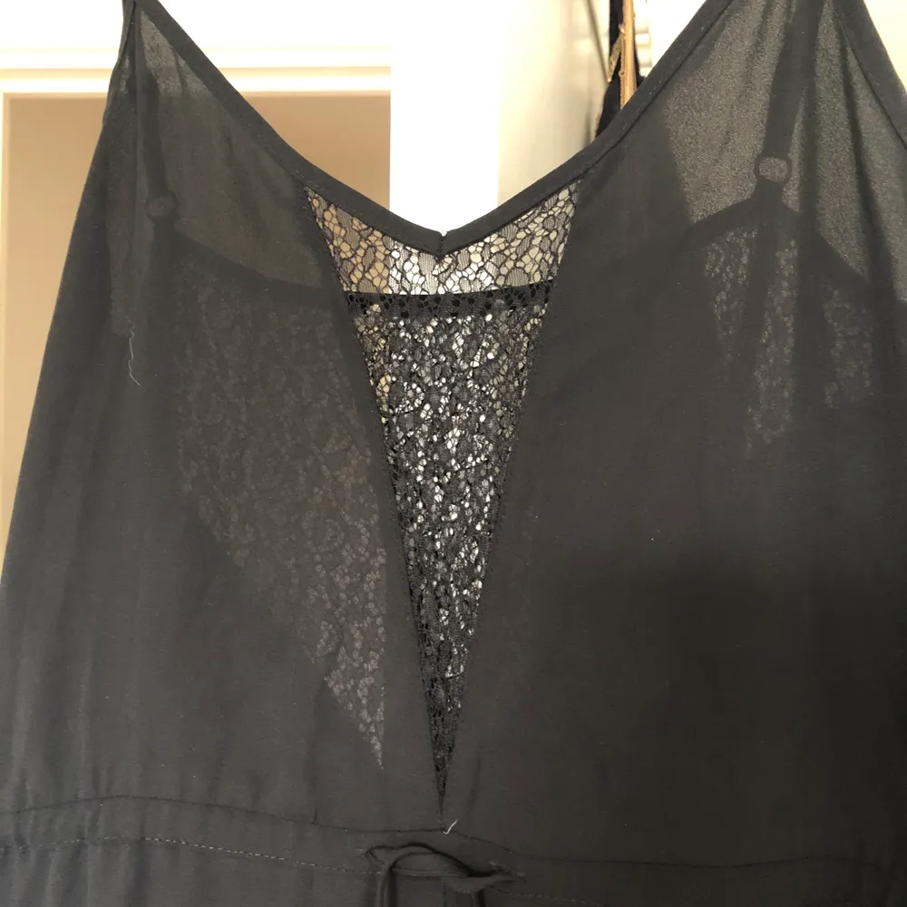 Kort byxdress (playsuit) med fina spetsdetaljer fram och bak. Storlek S från Urban Outfitters. Köparen står för ev fraktkostnad 🧡. Övrigt.