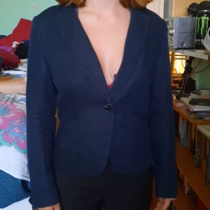 Mörkblå kavaj - Nästan oanvänd fin och skön kavaj. Skriv för fler bilder, pris kan diskuteras 