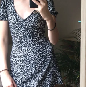 Jätte söt sommar klänning  - Säljer på grund av att den är lite för kort för mig (jag ar 185cm lång). Köpte fel storlek och är knappt använd. Skriv mig privat om intresserad. Högsta pris får klänningen i kommentarerna 