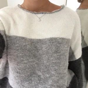 Stickad tröja - En mysig stickad tröja från Amisu. Har bara använt den 3 gånger då den inte riktigt är min stil. Storleken är XS men passarmig som är S och skulle nog passa en mindre M också.