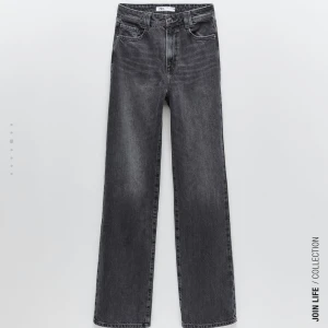 ZARA JEANS - Säljer dessa raka gråa jeans då de var för stora för mig i benen. Storlek 36, helt oanvända med prislapp kvar. Säljer de för 450kr ink frakt 💓