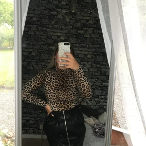 Svart läderkjol  - Läderkjol med dragkedja i fram från Linn Ahlborgs kollektion med NA-KD Sparsamt använd. Jättefin nu till hösten. 