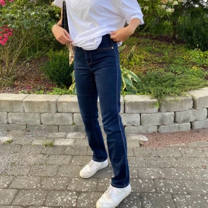 Mörkblå Jeans  - Säljer dessa fina jeans som är väldigt bekväma. Bra skick och använda ett fåtal gånger. Frakt ingår ✨