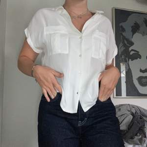 Vit kortärmad skjorta från Ginatricot! Aldrig använd! Köparen står för frakt!💓