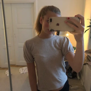 Topp - Jätte fin beige tröja, ifrån zara. Kvalitet är jätte mjuk och skön , använt ca 3ggr💗💗