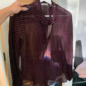 Söt blus med stjärnor  - Ett plagg som varit en favorit i garderoben länge!! As fin blus från hunkydory (nypris 2000). Blusen har en lugn och fin vinröd färg med söta stjärnor på 🥺🍒! Man knyter den fint runt halsen/nyckelbenen.  <3  PRIS: 330 inklusive frakt 