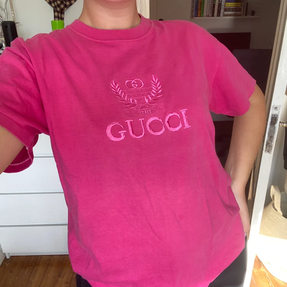 Mörkrosa Gucci t-shirt köpt på Humana second hand! Säljer pga använder aldrig. Köparen står för frakt :). T-shirts.