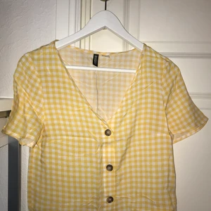 Gul topp  - Säljer en rätt så ny topp, använde denna enbart 1-2 gånger! Den är lite old school, lite större i storleken tycker den passar bra någon med xs/s