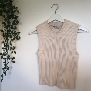 Zara väst - Superfin vit/beige väst från zara. Storlek m men passa alla storlekar då den är väldigt stretchig! Nästintill oanvänd🧚🏼‍♂️🧚🏼‍♂️💜                                                                                 (ps ser smutsig ut av ljuset den är ej det!!!)