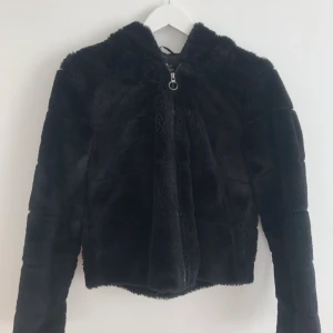 Pälsjacka - Låsas pälsjacka från Only, köpt från Nelly förra året köpt för 559kr. I storlek XS. Är väldigt bekväm o varm så passar perfekt till hösten! Använd några gånger förra vintern men o jättefint skick! Frakt ingår ej, buda om flera är intresserade!
