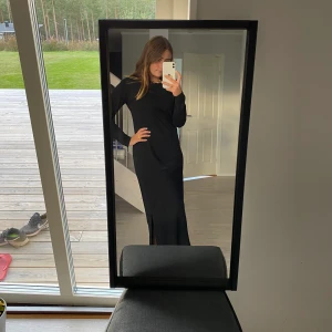 Klänning ifrån Lindex - Klänning ifrån lindex i t-shirt matrerial. Lång på mig som är 1,60. Sitter ganska pösigt på mig som vanligtvis är en small🥰