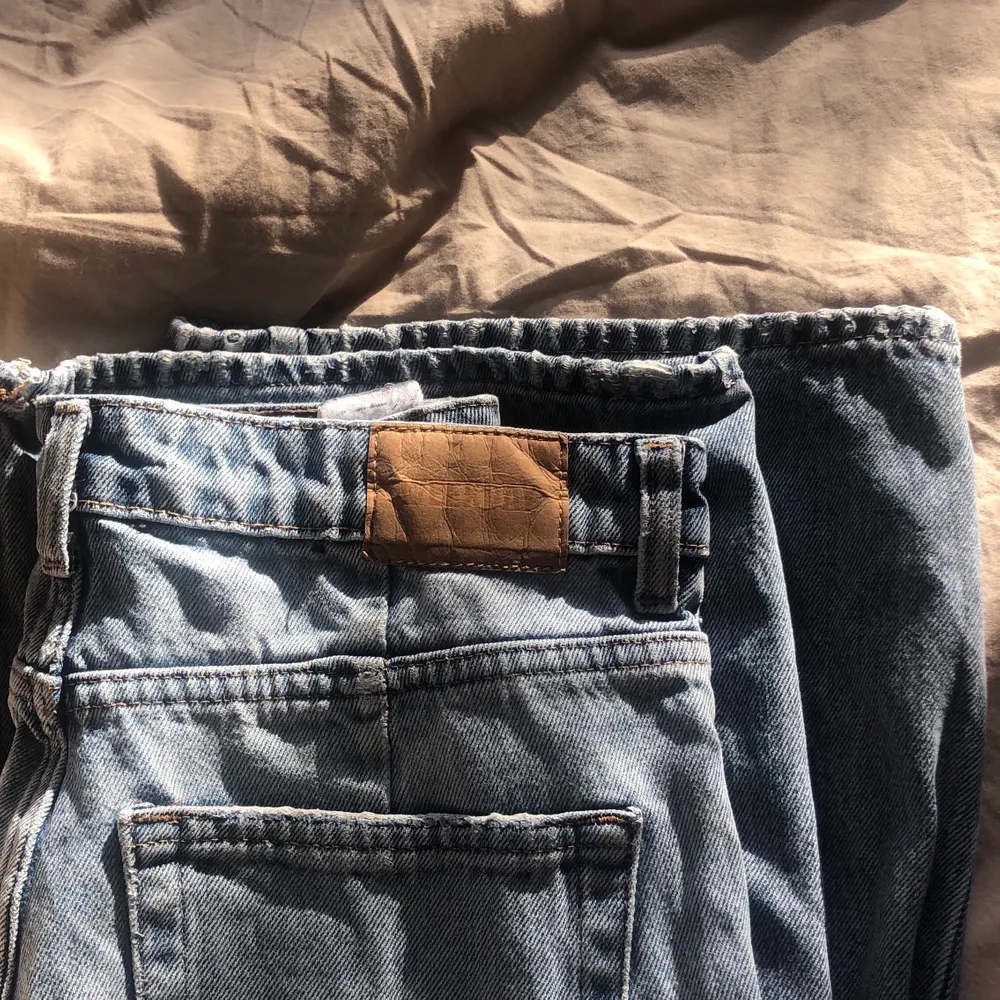 Säljer mina ace jeans då de inte passar mig längre, ganska använda men inga skador mer än lite urtvättade 🤗🤗 köparen står för frakt!💞. Jeans & Byxor.