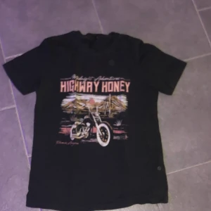 Gina tricot t-shirt storlek xs  - Jättefin, sällan använd. Frakt ingår 