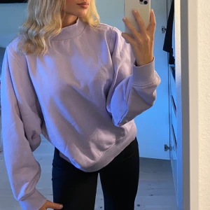 Sweatshirt - Lila sweatshirt i skönt material med krage, Köpare står för frakt