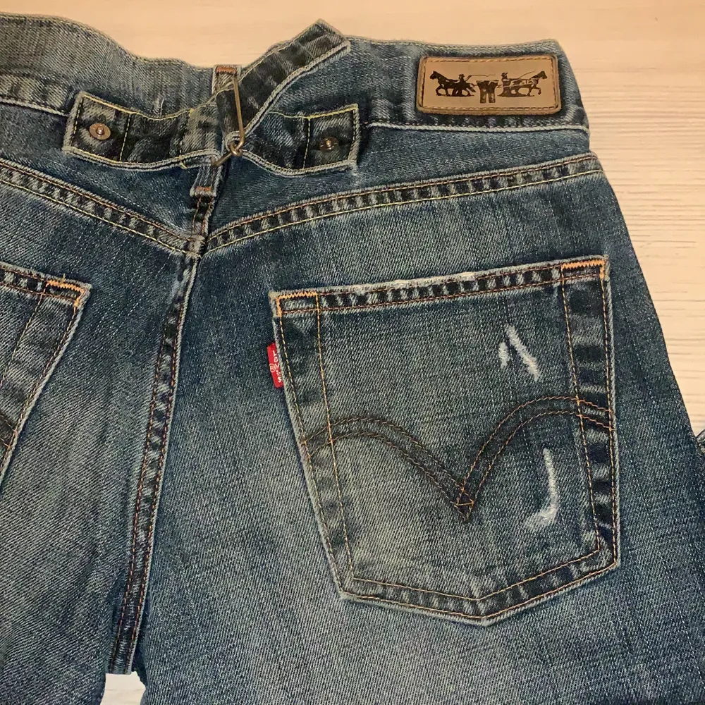 Vintage Levis jeans, oanvänt skick. Dessa är köpta i slutet av 90-talet början av 2000-talet. Det står XS men skulle vilja säga att de är som 25-26. Jeans & Byxor.