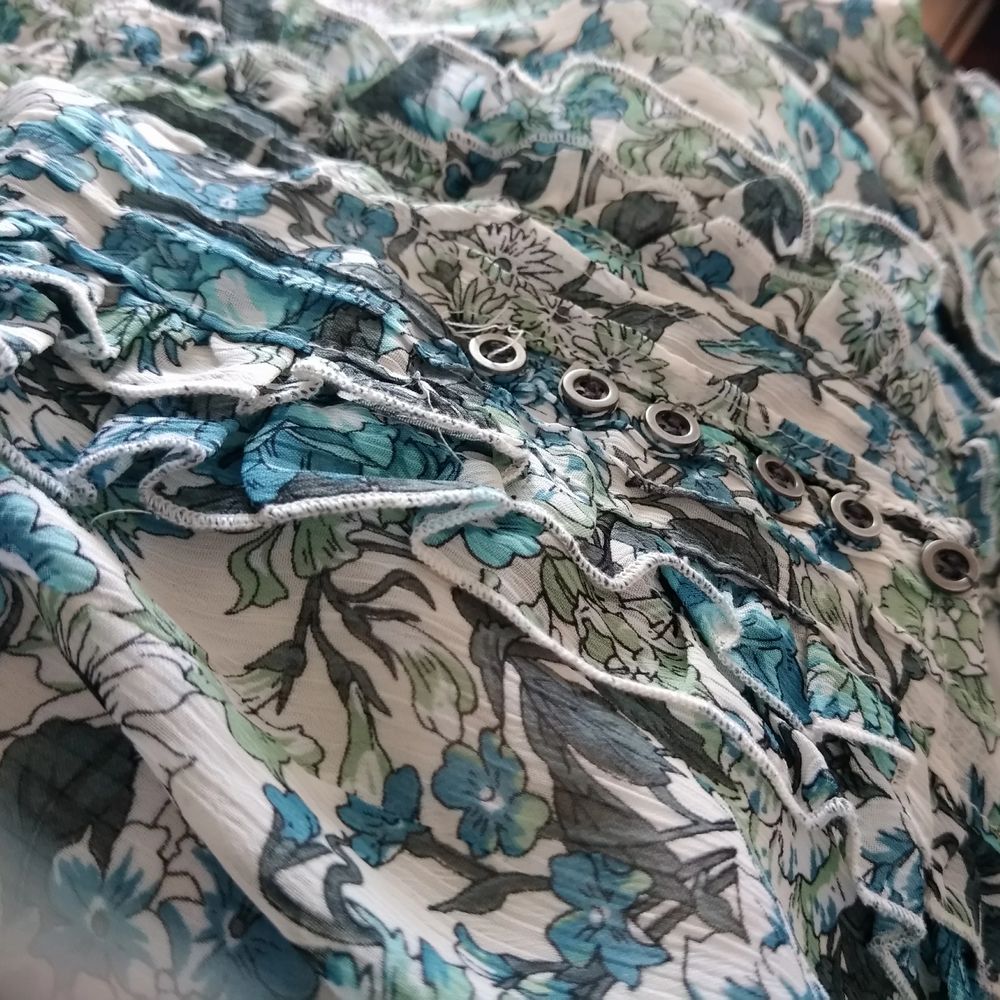 Size: M -height 170/96A -brand : soyaconcept -clean and in good condition - vintage floral pattern with button -suitable for formal or informal occasions. pick up or by post. Buyer will pay the cost of post. Pick up is free . pick up place (Stockholm ) : universitad station / techniska hogskolan station / Danderyd Sjukhus station / Vaxholm centrum / any stop of bus 670 please feel free to message me for details Cecilia . Klänningar.
