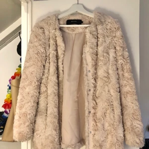 Beige päls - Beige päls från vero Moda i S lite längre model.