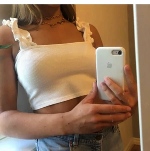 Linne med volanger!  - Köpte detta linnet här på Plick men det kommer ej till användning så säljer det nu. 80 kr + 25 frakt