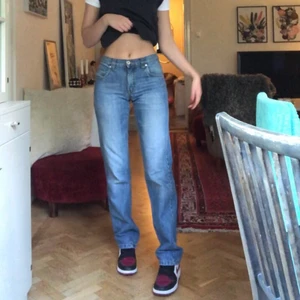 Blå jeans  - Blå mid rise jeans.