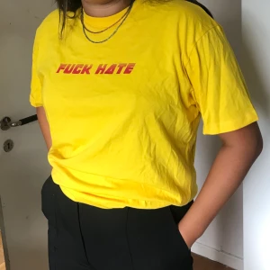 Gul oversize t-shirt - Gul t-shirt med text. Längre modell 