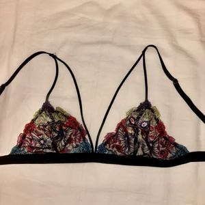 Bralette  - Bralette med broderade flora köpt på Urban outfitters i Köpenhamn. Sparsamt använd. Passar medium size bröst skulle jag säga. Banden är flexibla så kan även fungera för större