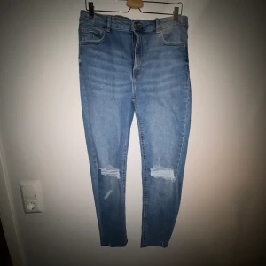 Gina tricot jeans Molly stl XL. - Snygga jeans från Gina Tricot i modellen Molly, stl XL. Dock annan passform än den originella Mollymodellen. Stretchiga och sköna. Använda endast en gång. Uppsydda så de hamnar precis vid ankeln på mig som är 165. Kommer från djur- och rökfritt hem. Frakt tillkommer!