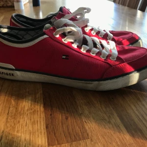 Hilfiger  - Oanvända skor, köparen står för frakten 