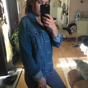 Lee jeansjacka  - Helt oanvänd jeansjacka från Lee, normal passform. Storlek S. Nypris ca 1000. 350 kr eller bud.