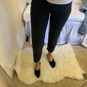 Raka jeans  - Säljer dessa underbara raka jeans från zara, detta då jag tyvärr inte kan ha dom längre. Byxorna har en lite kortare modell och är i storlek 34. Vilket motsvarar xs. Köparen står för frakten