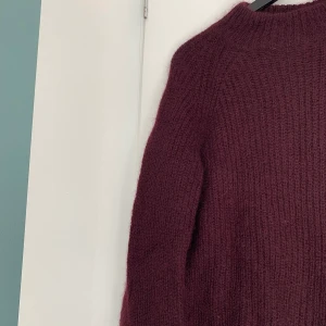 Mörkröd stickad  - Super fin mörkröd/lila stickad. 