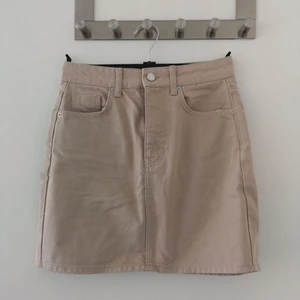 Beige jeanskjol - Beige jeanskjol från Gina tricot. Nypris omkring 600kr och använd ca 4 gånger. Köparen står för frakt⚡️