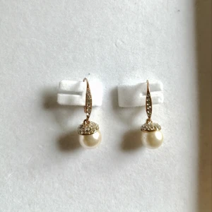 Pärlörhängen  - Pärlörhängen använda enstaka gång och i okej skick✨