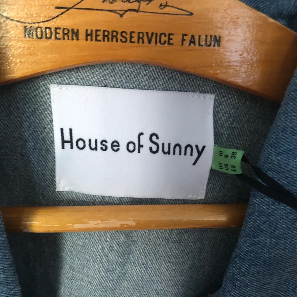 Asball jeans-klänning från House of Sunny! Endast provad, tyvärr ej rätt passform för mig. Ord. Pris £80 ~ 930kr. Frakt 60kr.. Klänningar.
