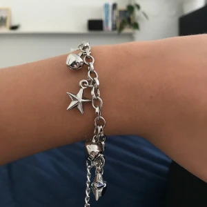 Armband / fotlänk i silver - Fint berlock armband som också kan ha varit menat som fotlänk. Minns inte vid köpet, men den passar på båda kroppsdelarna iaf! Frakt kostar 11 kronor. Bud gäller vid fler intresserade. 