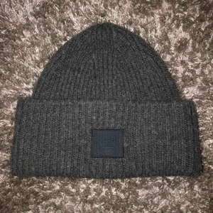  - Säljer min super fina acne mössa. Den är i super fint skick och inga slitningar eller liknande. Säljer för att jag tröttnat lite på den och tror ej jag kommer få användning av den i vinter eller höst!💕
