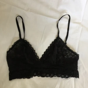  - Jättefina spets-BHar från H&M med justerbara band.