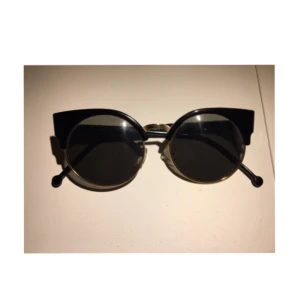  - Snygga solglasögon inköpta i London för ett år sen! Passar alla, snygg svart färg :)  Köparen står för frakt! 