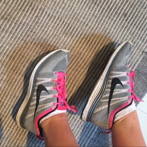  - Flyknite, supersköna, som att gå på moln. Använda ett fåtal ggr. Snygga färger. Säljes pga fel storlek. Stlk 40,5 små i storlek. Passar en 39,5-40. Köparen står för frakt. 