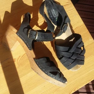  - Svarta träskor från Moheda. I använt skick. 