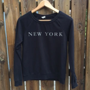  - Mycket använd tröja från Vero Moda, därför säljer jag den för en billig peng! Passar väl perfekt till hösten? 🌿