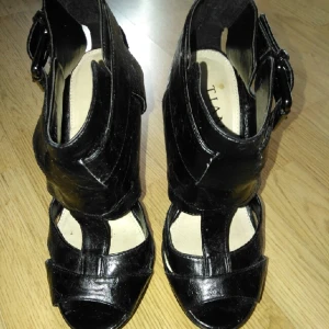  - Högklackade skor från Tiamo. Använda 1 gång. 