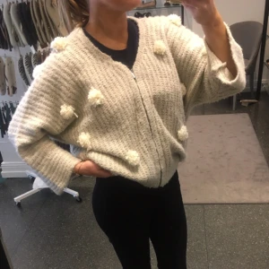  - En grov stickad kofta med små puffiga prickar! Ärmarna är lite vida och kortare!