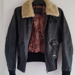  - Snygg fodrad skinnjacka från jofama! slitagen är en del av designen & inget jag orsakat. Priset är inklusive frakt. Nypris ca 1200.🌼⚡