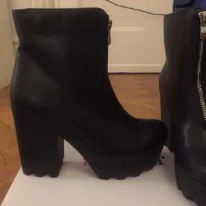  - Helt nya skor i fakeskinn. Med kromad dragkedja framtill.  Endast testade inomhus.  Kan frakta mot kostnaden 